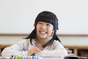 教室で勉強する小学生