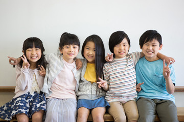 教室の小学生