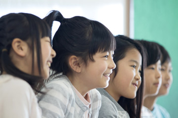 教室の小学生