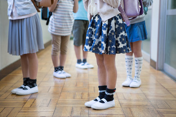 ランドセルを背負った小学生