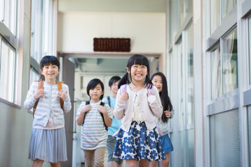 ランドセルを背負った小学生