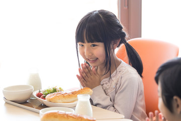 給食を食べる小学生