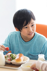 給食を食べる小学生