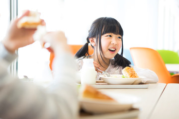 給食を食べる小学生