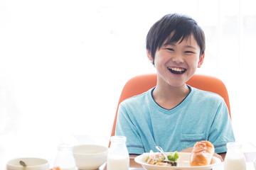 給食を食べる小学生