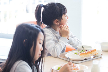 Obraz na płótnie Canvas 給食を食べる小学生