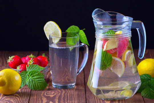 Полезный для здоровья напиток из клубники,лимона и трав