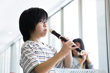 音楽の授業を受ける小学生
