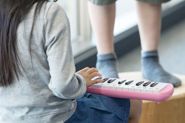 音楽室の授業を受ける小学生