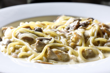 Spaghetti with creamy mushroom sauce