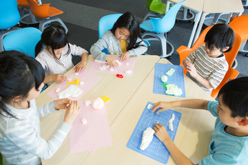 図画工作をする小学生