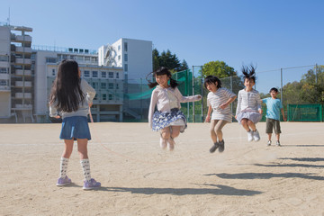 縄跳びをする小学生