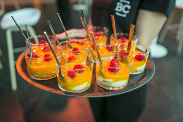 Catering / Nachspeise mit Kuchenteig, Creme und Himbeeren