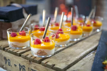 Photo sur Plexiglas Buffet, Bar Traiteur / dessert avec pâte à gâteau, crème et framboises