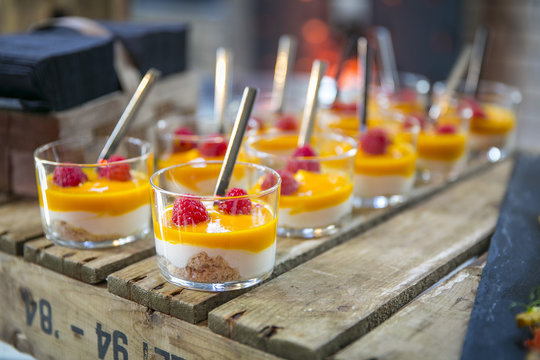 Catering / Nachspeise mit Kuchenteig, Creme und Himbeeren