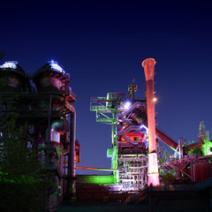 Industriepark Duisburg, Deutschland - Stahlindustrie Hochofen Fabrik oder Werk verlassene alte Industriearchitektur nachts mit farbigen Lichtern