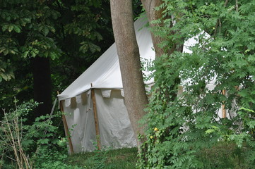 Mittelaltermarkt mit Mittelalter Zelten in der Natur