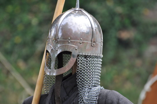 Mittelaltermarkt, ein Ritterhelm mit Ketten