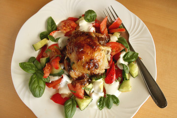 Scharfes, gegrilltes Geflügel auf Salat mit Joghurt