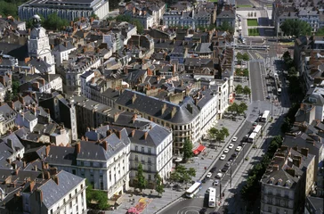 Fototapete Luftbild Vue aérienne de Nantes (44) avec tramways et quartier médiéval