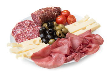 Piatto di antipasti a base di salumi, formaggio e olive