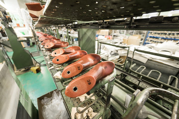 The conveyor of the shoe factory