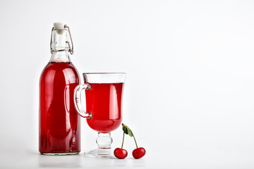 Delicious cherry juice and ripe cherries.