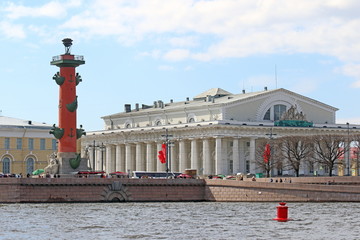 Naklejka premium Rostral column, and the historic stock exchange in may day in St. Petersburg