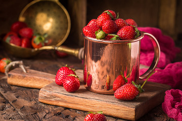 Fresh strawberries in a bowl
