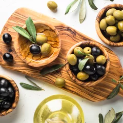 Foto op Plexiglas Black and green olives on white. © nadianb