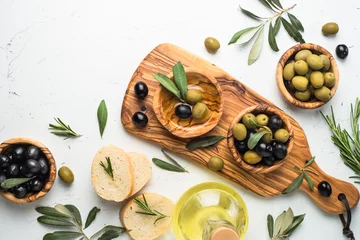 Foto op Plexiglas Black and green olives on white. Top view. © nadianb