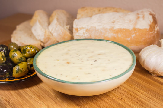 Allioli mit Brot und Oliven