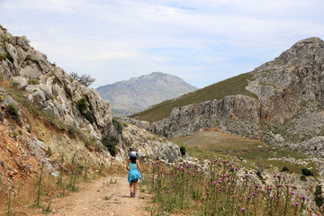 Frau wandert zwischen Bergen an Kretas Südküste, Griechenland