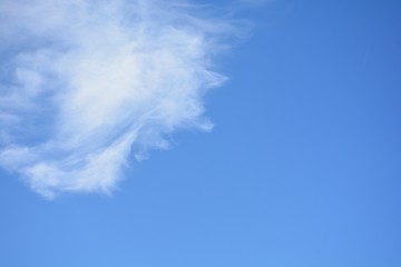 Himmel mit Wolke als Hintergrund.