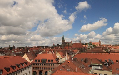 Fototapeta na wymiar Nürnberger Burgpanorama: Blick über die Lorenzer Altstadt auf Sebalduskirche und Burg