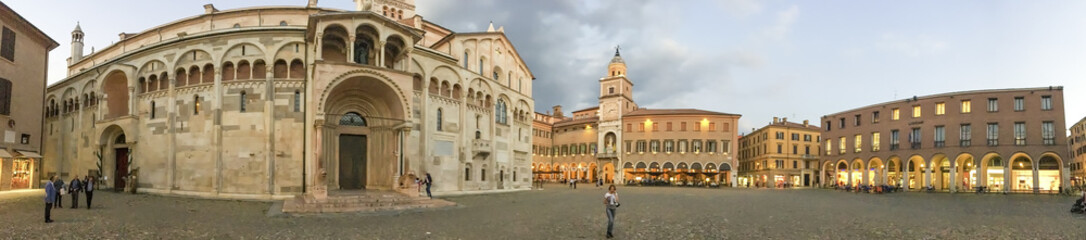 Fototapeta na wymiar MODENA, ITALY - SEPTEMBER 30, 2016: Tourists visit city center, panoramic view. Modena is a major destination in Emilia-Romagna