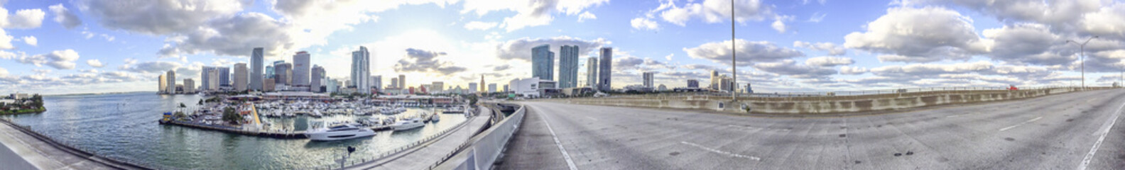 Fototapeta na wymiar Panoramic view of Downtown Miami from Port Boulevard