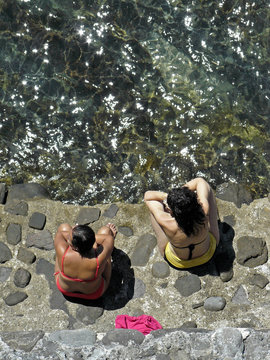 Tomando el Sol junto al agua