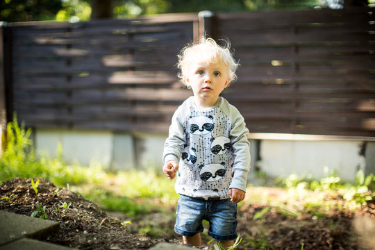Kind spielt im Garten