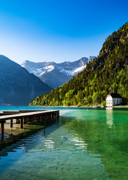 idyllischer See mit den Alpen im Hintergrund