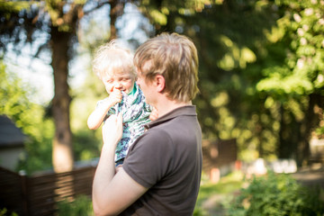 Papa mit Sohn im Garten