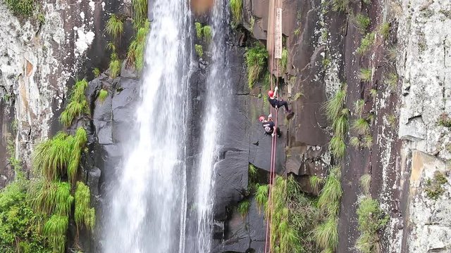 Rapel na cachoeira.