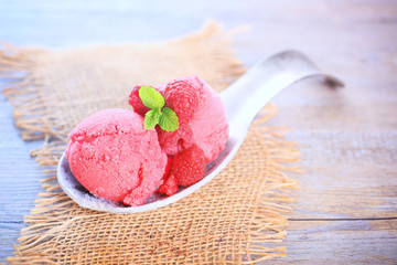 glace à la framboise sur fond en bois