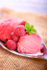 glace à la framboise sur fond en bois