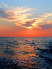 Obraz premium Beautiful sunset on sea with solar path in blue orange colors