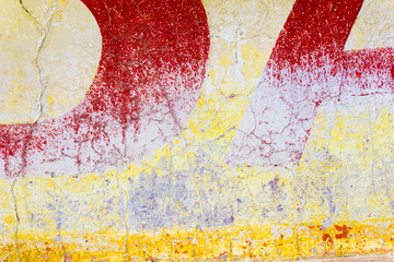 Mit Schriftzeichen bemalte Hauswand