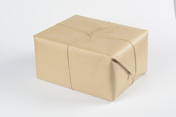 Paquete cerrado con cuerdas listo para el envío