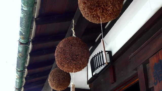 造り酒屋の軒先に3つの杉玉