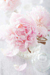 Piękny różowy bukiet kwiatów piwonii w wazonie - obrazy, fototapety, plakaty