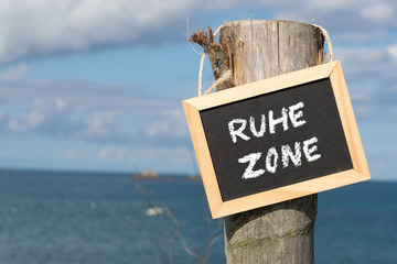 Ein Blick auf das Meer und eine Tafel mit dem Wort Ruhezone